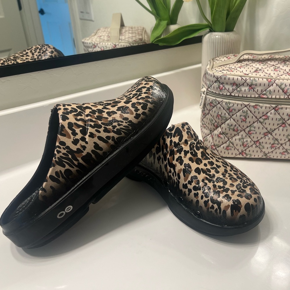 OOFOS size 9 women’s clog